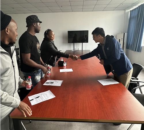 綿陽(yáng)非洲留學(xué)生團(tuán)參訪我司工廠，共促中外國(guó)際交流與商務(wù)合作新篇章！